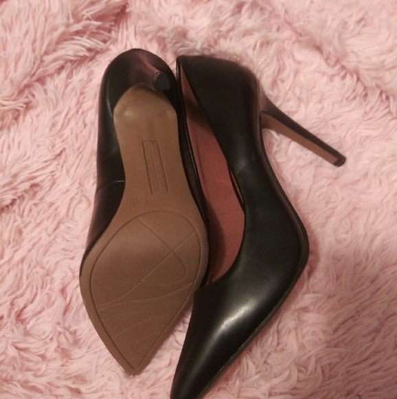 👠 Black Heels - Picture 2 of 3